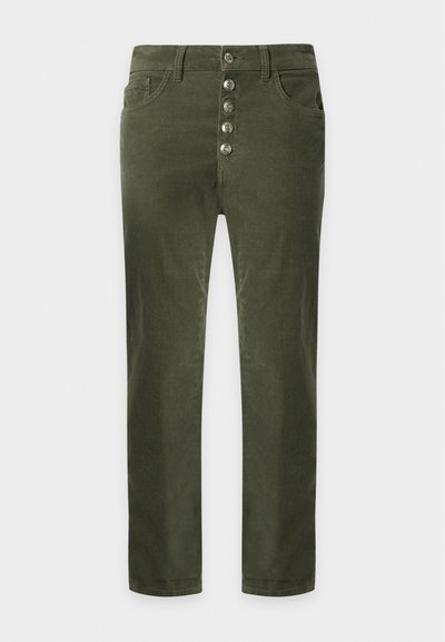 Pantalon droit vert olive avec cinq boutons à l'avant, passants pour ceinture et poches avant, présenté sur fond blanc.