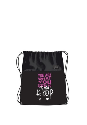 Schwarzer Turnbeutel mit pinkem und weißem Text mit der Aufschrift "You are what you listen to K-pop" und kleinen dekorativen Symbolen.