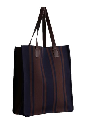 Hoge rechthoekige totebag met verticale marineblauwe en bruine strepen en twee donkerbruine handvatten.