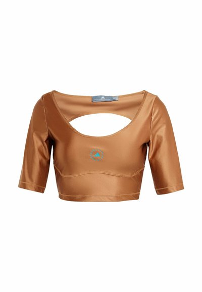 Hnědý cropped top vyrobený z hladkého, lesklého materiálu; má široký výstřih, krátké rukávy a výřez níže od výstřihu.