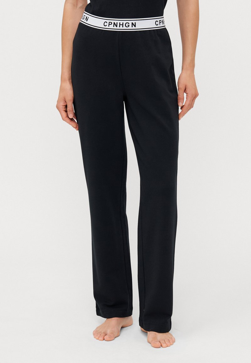Zwarte joggingsbroek met een witte elastische tailleband met de tekst "CPNHGN." Gemaakt van een zachte stof met een recht gesneden pijp.