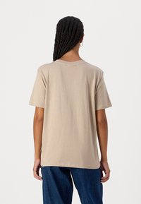 Calvin Klein Jeans BADGE V NECK TEE - Základné tričko - goat