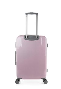 Maleta rígida de color rosa claro, con un asa gris retráctil, cuatro ruedas negras y un acabado brillante y suave.