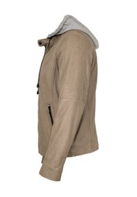 Braune Lederjacke mit grauem Kapuzenpullover, seitlichem Reißverschlussfach, strukturiertem Finish und sichtbaren Stichdetails.