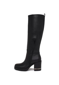 Stivale nero in pelle alto fino al ginocchio con tacco spesso, dotato di zip laterale e di un linguetta sul retro; texture liscia con dettagli minimi.