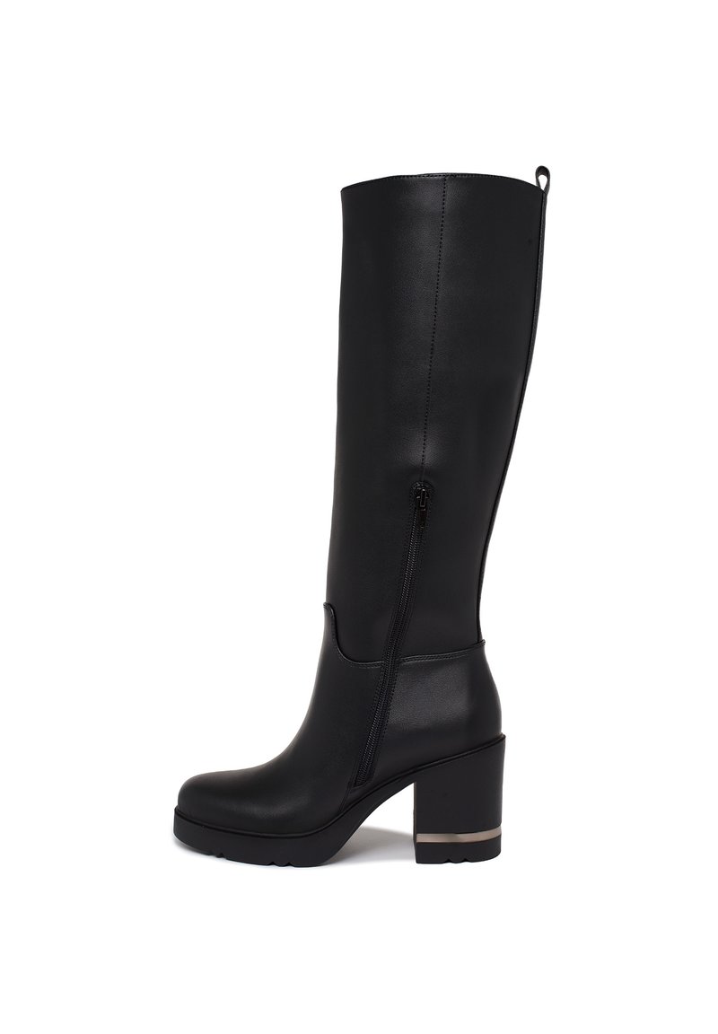 Stivale nero in pelle alto fino al ginocchio con tacco spesso, dotato di zip laterale e di un linguetta sul retro; texture liscia con dettagli minimi.