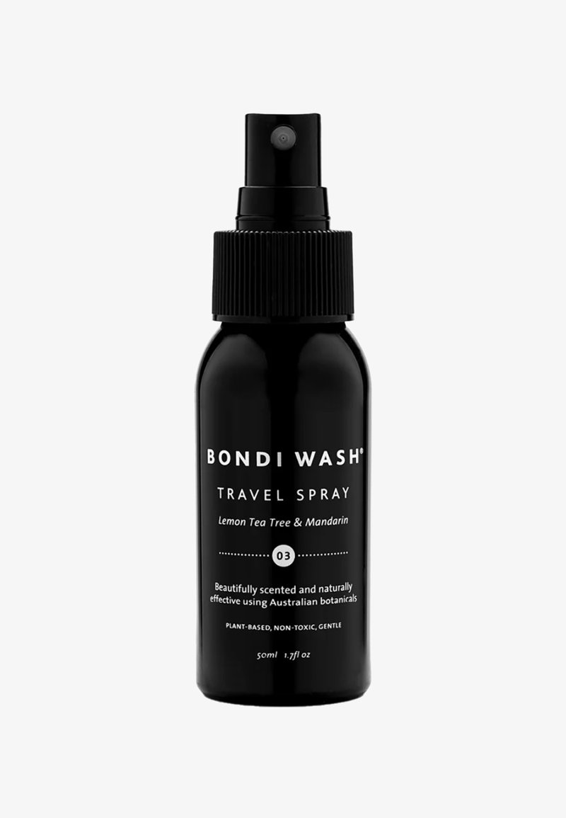 Flacon de pulvérisation noir étiqueté Bondi Wash Travel Spray avec parfum citron, arbre à thé et mandarine, 50 ml, à base de plantes et non toxique.