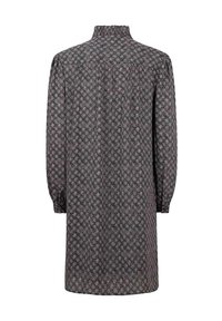 Vestido negro con un patrón floral en rosa y blanco, cuello alto, mangas largas abullonadas y un diseño de botón en la parte posterior.