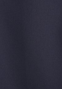 Tissu bleu marine avec une surface lisse et texturée, présentant un motif en diagonale à côtes, adapté à diverses applications textiles.