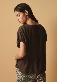 Next GATHERED SHORT SLEEVE TEXTURED BOXY REGULAR FIT - Nyomott mintás póló - chocolate brown