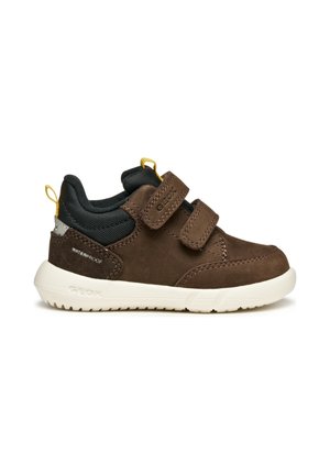 Chaussure marron imperméable pour tout-petit avec col rembourré noir, deux bandes velcro, languettes jaunes et semelle blanche, vue de côté.