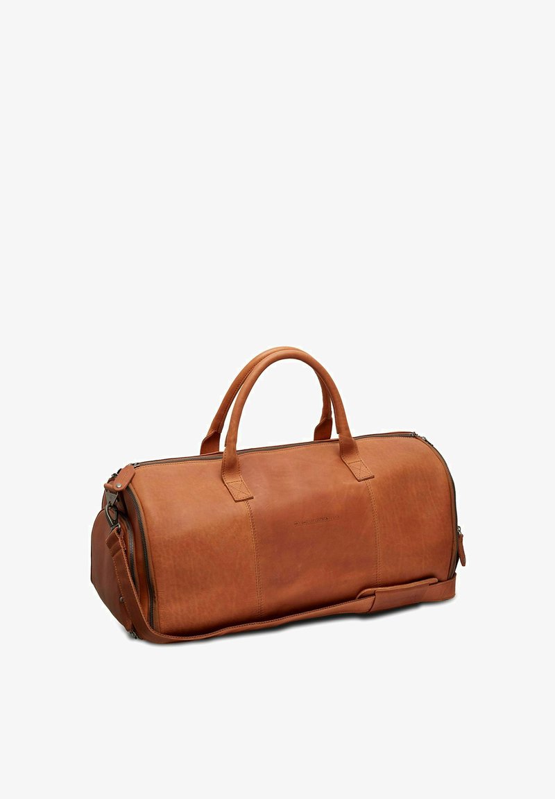 Borsa da viaggio in pelle, colore beige, forma arrotondata, doppie maniglie, tracolla regolabile, chiusura a zip, texture liscia, design minimalista.