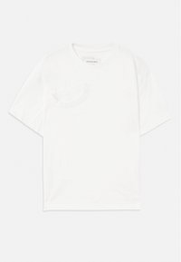 Weißes Kurzarm-T-Shirt aus Baumwolle. Verfügt über eine kleine, schräg angenähte Tasche auf der linken Seite mit Nahtdetails und einem runden Ausschnitt.