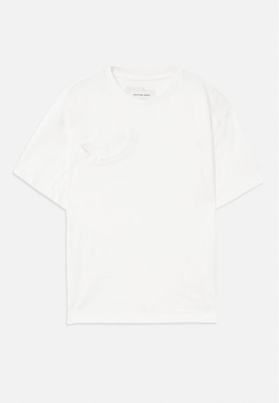 T-shirt bianca a maniche corte in cotone. Presenta una piccola tasca inclinata sul lato sinistro con dettagli delle cuciture e un collo rotondo.