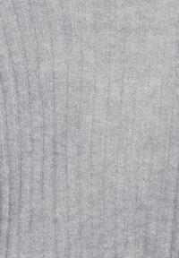 Tissu en maille côtelée gris clair avec des motifs de texture variés ; aspect doux et légèrement duveteux, présentant des lignes verticales sur toute la surface.
