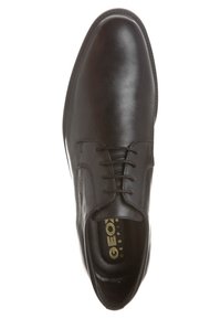 Chaussure habillée en cuir noir à texture lisse, bout arrondi, et design classique à lacets. Présente le logo "GEOX" à l'intérieur.