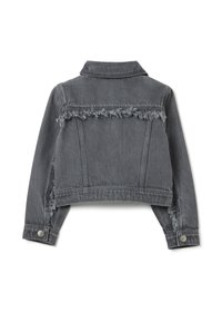 Chaqueta de mezclilla gris con un diseño recortado, detalles deshilachados en los hombros y el dobladillo, y puños abotonados. Presenta un cuello clásico y detalles de costura.