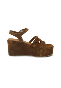 Braune Wildleder-Platform-Sandalen mit Keilabsatz, ausgestattet mit drei überkreuzten Riemen und einem verstellbaren Knöchelriemen. Glatte Textur und minimale Beschläge.