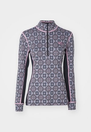 Langermet genser med kvart glidelås, med et geometrisk snøfnuggmønster i lyseblått, rosa og marineblått, med kontrasterende sidelapper.
