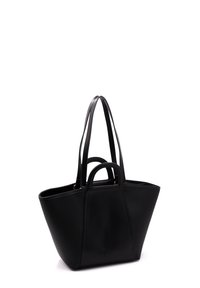 Borsa tote nera realizzata in materiale testurizzato, con due lunghe cinghie, manici rotondi e una forma triangolare ampia con dettagli delle cuciture.
