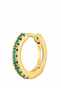 Pendiente de aro de oro que presenta una fila de piedras preciosas verdes a lo largo de un lado, con un acabado elegante y suave y un diseño de cierre seguro.