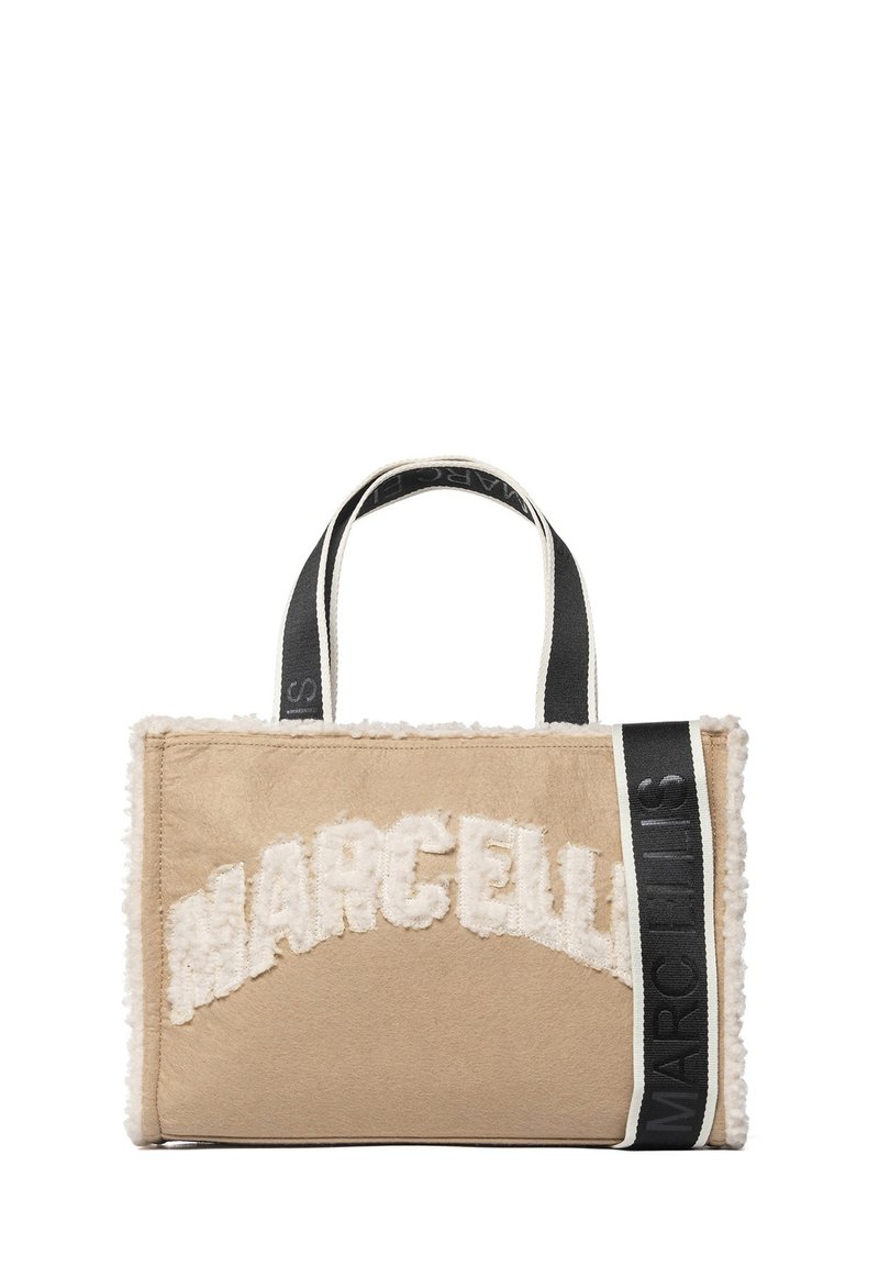 Borsa a mano in tessuto beige con dettagli in peluche bianco e testo "MARCELLIS" ricamato. Presenta manici e rifiniture nere a contrasto.