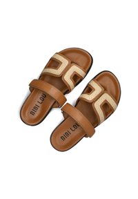 Bruine sandalen met twee brede banden, waarvan er een in glad leer is en de ander in gestructureerd geweven materiaal, met een zwarte rubberen zool.