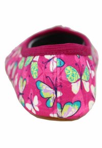 Rosa Stoffschuh mit Schmetterlingsmuster in Grün und Lila. Abgerundetes Design mit weichem Kragen und flexibler Sohle.