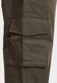 Cargo broeken in donkerolijfgroene stof, met meerdere grote zakken, een duurzame textuur en een rechte pijp ontwerp.