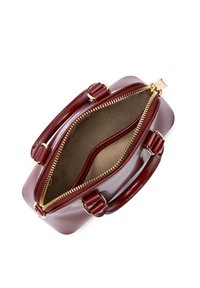 Sac à main en cuir verni bordeaux avec fermeture éclair et accessoires en métal doré. Texture lisse, doubles poignées et intérieur spacieux avec une doublure contrastante.