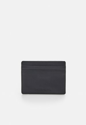 Portafoglio in pelle nera con quattro slot per carte, superficie liscia e dettaglio del logo impresso. Design compatto e rettangolare.