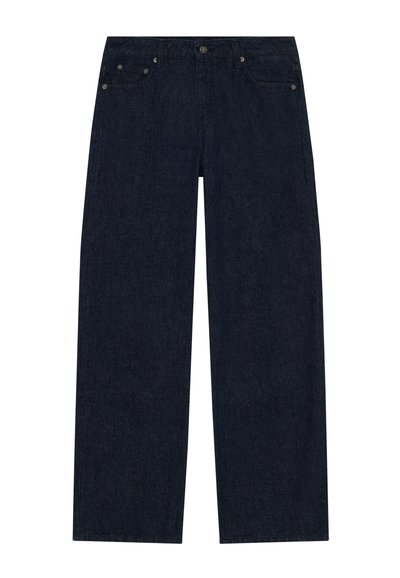 Jeans de perna larga em denim azul escuro com um cós, bolsos frontais e fecho com botão. Textura suave com mínimos detalhes de costura.