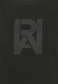 Czarna bawełniana koszulka z dużym, matowym czarnym logo z przeplatającymi się literami "R" i "A" z przodu; usztywniony dekolt.