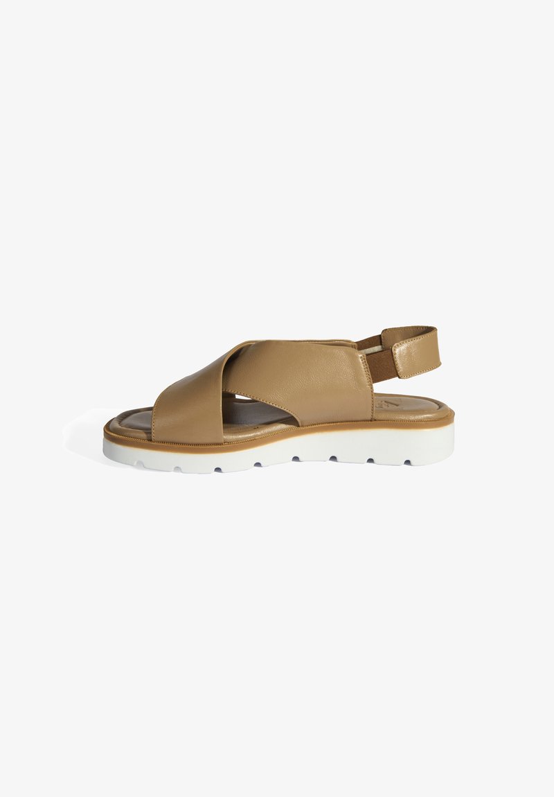 Sandale en cuir tan avec des brides croisées, bout ouvert, sangle arrière et semelle en caoutchouc blanc avec des détails texturés et un amorti.