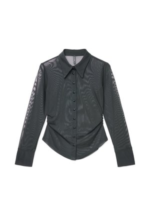 Dunkelgraues, durchscheinendes Hemd mit Knöpfen, das lange Ärmel, einen spitzen Kragen und schwarze Knöpfe an der Vorderseite sowie einen abgerundeten Saum aufweist.