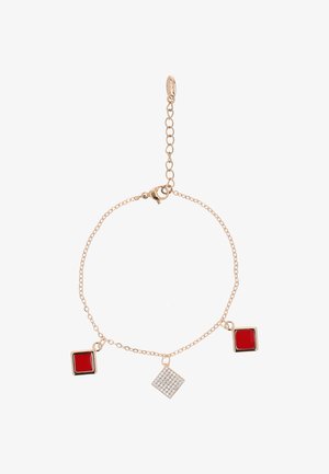 Brățară din aur cu lanț, având două talismane: un pătrat roșu și un pătrat decorat cu rhinestone-uri transparente, ambele atașate la lanț cu accente aurii.