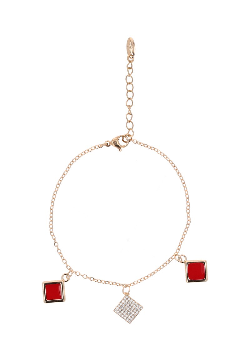 Arany lánc karkötő, amely két medálból áll: egy piros négyzetből és egy átlátszó cirkónia kövekkel díszített négyzetből, mindkettő arany részletekkel van rögzítve a lánchoz.