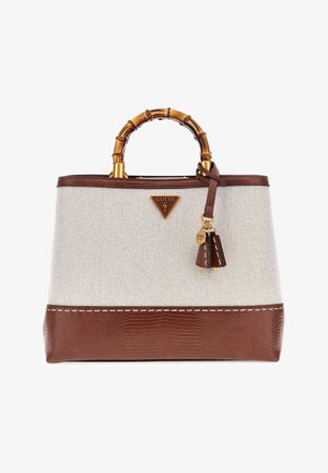 Sac à main Guess beige et marron avec une base en cuir texturé, des poignées style bambou et des breloques clés décoratives suspendues à une poignée.
