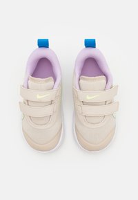 Nike Performance OMNI MULTI COURT UNISEX - Scarpe da corsa su strada - light orewood brown/barely volt/lilac bloom/light photo blue