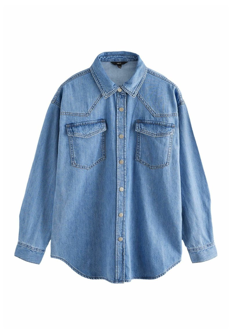 Lyseblå denimskjorte med spidse krave, to brystlommer og sølvfarvede trykknapper. Har lange ærmer og en buet nederste kant.