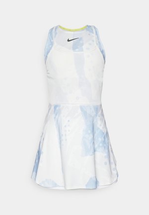 Nike športna obleka v beli barvi s svetlo modrimi abstraktnimi vzorci. Ima zategnjen bodice, razširjeno krilo in zračno mrežasto tkanino na ramenih.