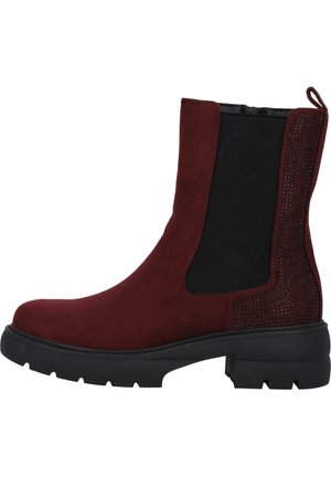 Botas de tobillo color burdeos con parte superior de ante, paneles laterales elásticos y un detalle texturizado negro con tachuelas metálicas en el tacón. Suela negra gruesa.
