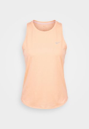 Lyse ferskenfarvet ærmeløs atletisk tanktop med rund halsudskæring og lille gråt Nike swoosh-logo på venstre bryst.