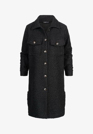 Černý, strukturovaný kabát s knoflíkovým zapínáním, dvěma náprsními kapsami a bočními kapsami. Obsahuje límec a dlouhé rukávy.