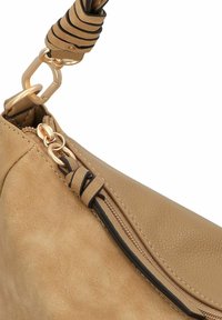 Beige Kunstlederhandtasche mit glatter Textur, ausgestattet mit einem schwarzen Akzent-Reißverschluss, goldenen Beschlägen und einem geflochtenen Griff.