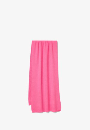 Lyserød ribstrikket tørklæde lavet af blødt strikstof. Har en lang, rektangulær form med en tekstureret overflade og ubemærkede kanter.