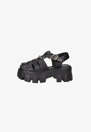 Sandalo nero con suola chunky, molte fasce larghe, fibbia regolabile sul lato e punta chiusa.