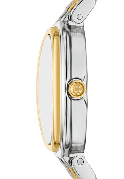 Montre-bracelet fine vue latérale avec boîtier argenté, lunette dorée et couronne dorée ornée d’un logo, attachée à un bracelet à maillons argent et or.