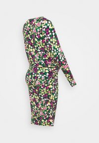 Kwiatowa sukienka z kolorowym wzorem, w którym znajdują się fioletowe, różowe i żółte kwiaty na zielonym tle. Długie rękawy i dopasowany krój.