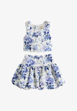 Valge varrukateta lühike topp ja sobiva sinise ning lilla lillemustriga lehvikseelik tüdrukutele.